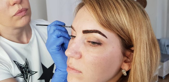 Eyebrow modeling in the beauty laboratory «A.Beautylab» in Dnipro. Do according to the action.
