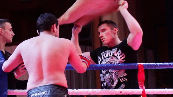 Заняття боксом у залі єдиноборств «Fight Club Friends» у Києві. Оплачуйте тренування з акції.