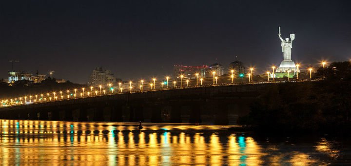 Вид на Музей истории Украины во Второй мировой войне. Посетите экскурсии и тематические выставки со скидкой.