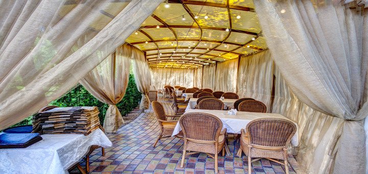 Летняя терраса ресторана «Grill House». Бронируйте столик со скидкой