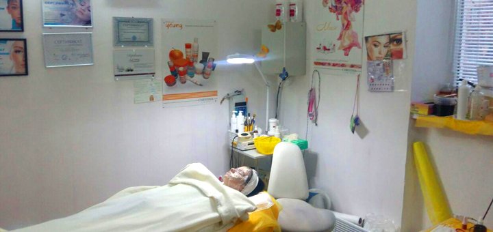 Косметолог в салоні краси beautycomplex
