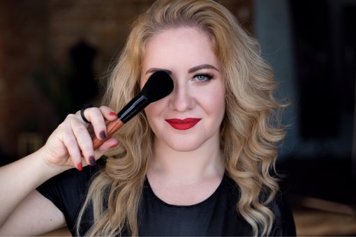 Professional make-up artist Natalia Kuznetsova at the Nstudio studio. Sign up for a discount