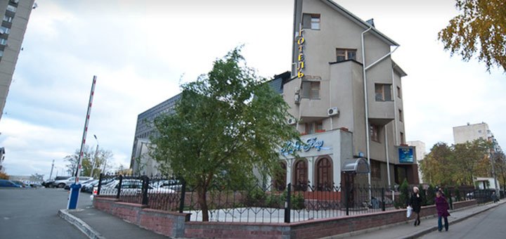 Отель «Жайвір» в Киеве. Забронировать номер со скидкой. Недорогие отели в Киеве.
