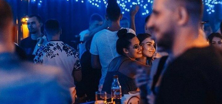 "Оптимист Шампань энд Виски Бар" акции