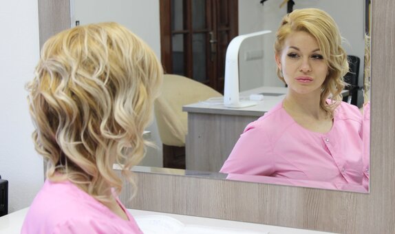 Tatyana Kiseleva is a cosmetologist in Nikolaev. Sign up for facial cleansing for a promotion.