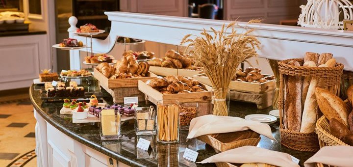 Отель «Fairmont Grand Hotel» в Киеве. Забронировать номер со скидкой. Отели в центре Киева.