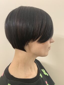Women's haircuts and styling in the AVRA beauty studio in Kiev. Sign up for a promotion.