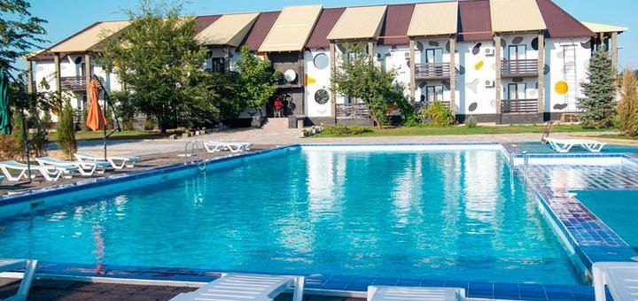 Басейн в готелі «Field House» .Парк готель «Field House» під Дніпром. Заміські готелі в Дніпрі. забронювати номер зі знижкою.