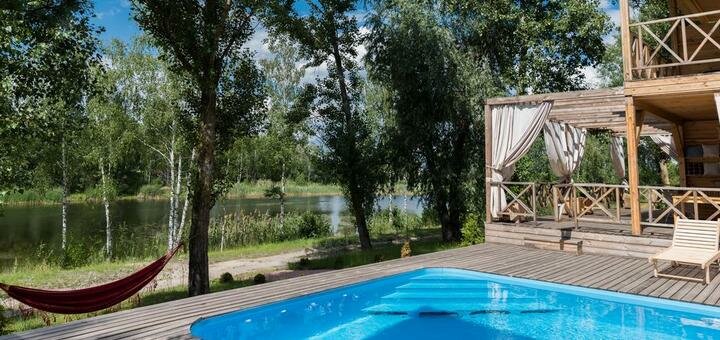 Коттеджи с видом на озеро в отельном комплексе «Relax Villa Poduzska» под Киевом с бассейном