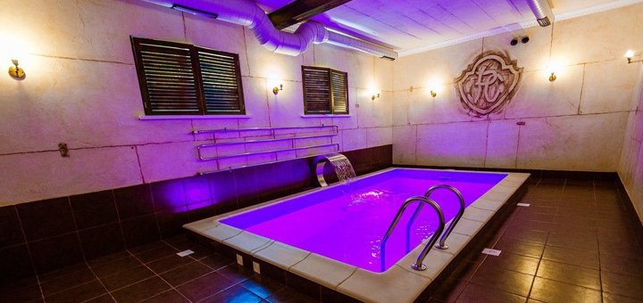 Бассейн в отеле «Premium Club». Отдыхайте со скидкой