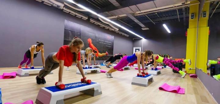Fitness club &quot;gym style&quot; is a group workout
