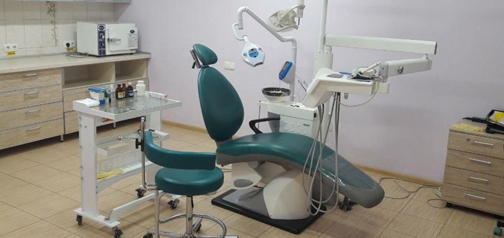 Чистка зубов в стоматологическом кабинете клиники «Посмiшка 32» в Харькове