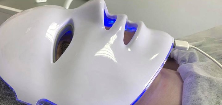 Photodynamic mask for light treatment after cleansing and mesotherapy in the cosmetology office of Lyudmila Gorshkova in Vinnitsa. Sign up for cosmetic procedures for the promotion.