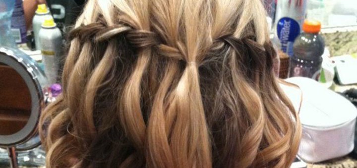 Weaving braids in the beauty salon Gee in Odessa. Sign up to a hairdresser for a promotion.