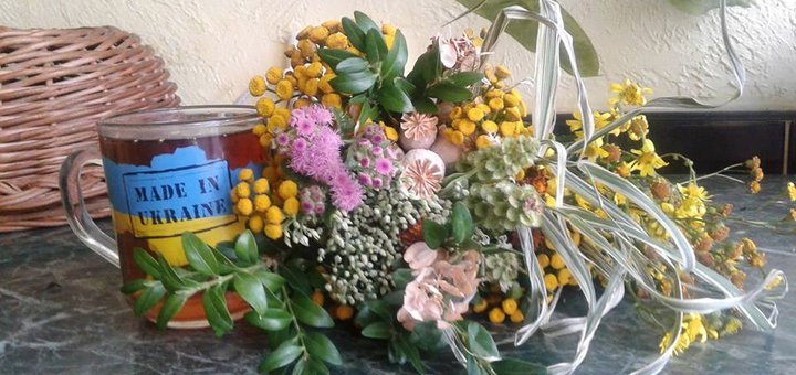 Деревянная качеля на территории частной усадьбы «Урочище Багончик» в Ворохте. Бронируйте номера по акции.