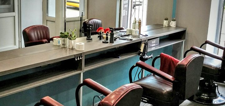 Discounts in the leo beauty salon. promotion for a haircut in the salon. discount hair styling and coloring1