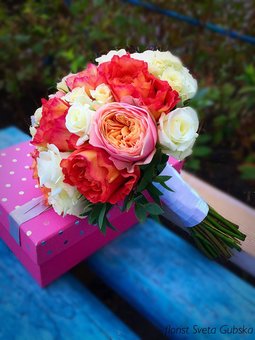 Bridal bouquet and boutonnieres for the groom from fresh flowers from the Kiriya studio. Order a wedding bouquet at a discount.