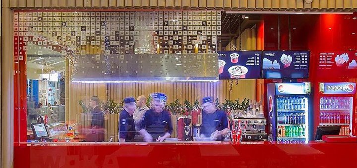 Зал одого з ресторанів мережі «Woka asia food». Відвідуйте по акції