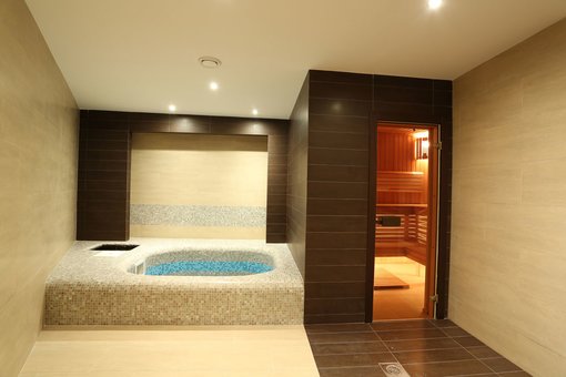 Steam room with a swimming pool in the bath complex «Aroma Sauna» in Kiev. Sign up for spa treatments at a discount.