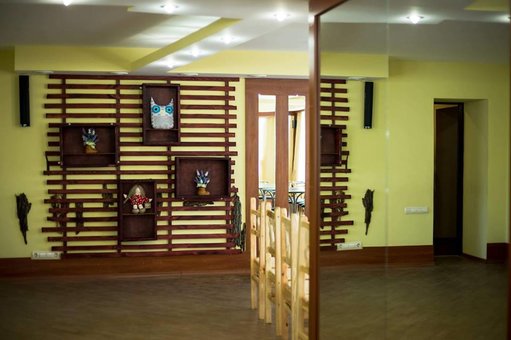Фото зона та ігровий простір у приватному дитячому садку «ЮМІ» у Дніпрі. Записуйте дитину до груп раннього розвитку з акції.