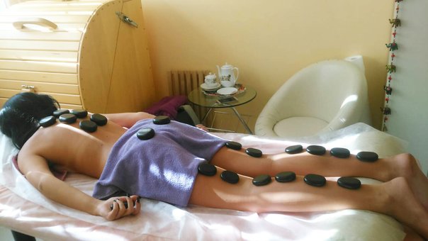 Stone therapy at the Figura beauty salon in Kryvyi Rih. Come for a massage at a discount.