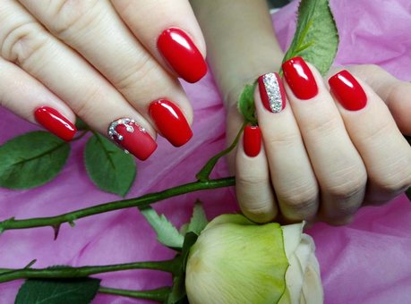 Manicure gel polish in the «Figura» beauty salon in Krivoy Rog. Come for the promotion.
