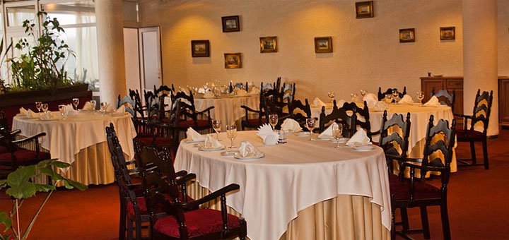 Banquet Hall of the Salute Restaurant. Discount table reservations