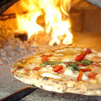 Inexpensive pizza from the Home pizzeria pizzeria in Kiev. Order with a discount