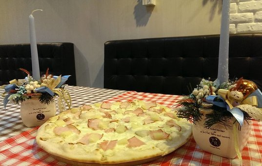 Italian cuisine from the pizzeria "Home pizzeria" in Kiev. Order with a discount