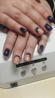 Модний манікюр із дизайном нігтів у салоні краси «Леді Вікторія» у Дніпрі. Записуйтесь на манікюр зі знижкою.