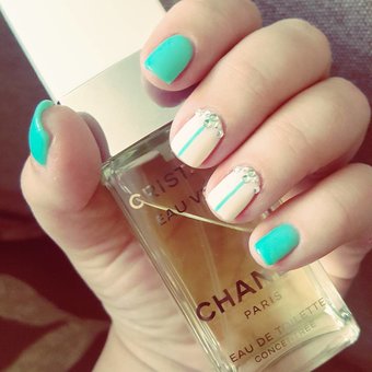 Покриття нігтів гель лаком у салоні краси «Леді Вікторія» у Дніпрі. Записуйтесь на манікюр та педикюр з акції.