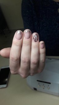 Манікюр гель лак у салоні краси «Lady Victoria» у Дніпрі. Записуйтесь на манікюр та педикюр зі знижки.