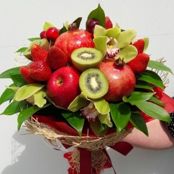 A bouquet of apples and kiwi in the Fruits & Flowers Market boutique in Dnipro. Order at a discount.