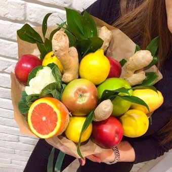 A bouquet of apples and oranges in the Fruits & Flowers Market boutique in Dnipro. Order at a discount.