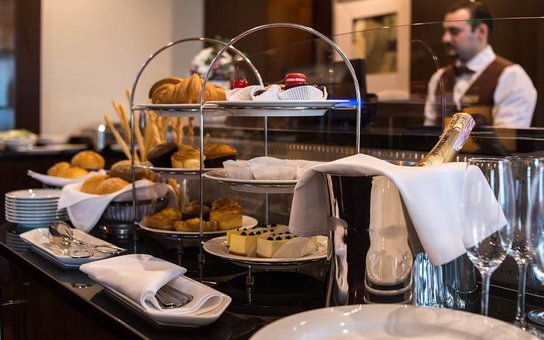 Лаунж-зона в отеле «Premier Palace Hotel Kharkiv» во Львове. Снять номер недорого