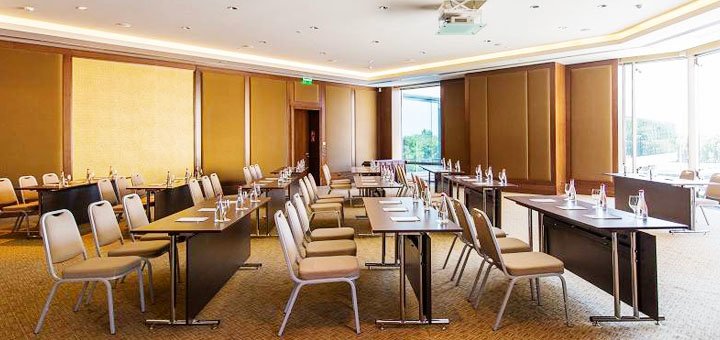 Общий зал в отеле «Premier Palace Hotel Kharkiv» во Львове. Снять номер недорого