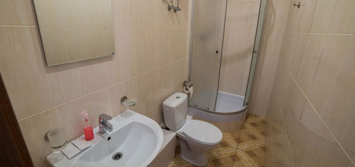 https://cdn1.superdeal.ua/uploaded/merchant_pages/7473/images/original/Номер_«Эконом»_2-х_местный6.jpg